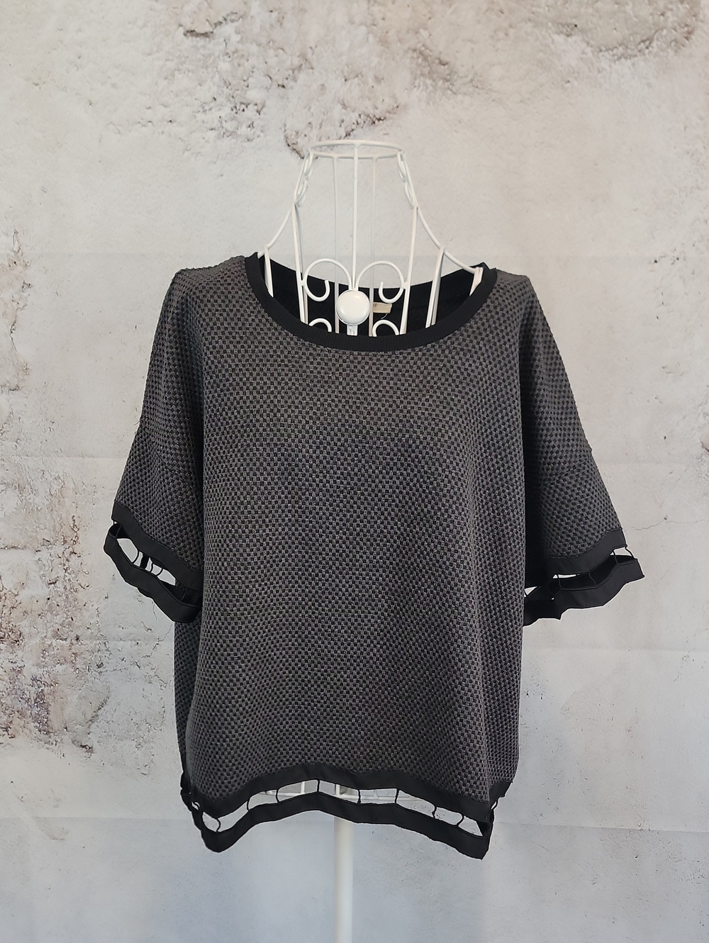 Mystree Grey Textured Short Sleeve Top with Black Trim Womens Size M